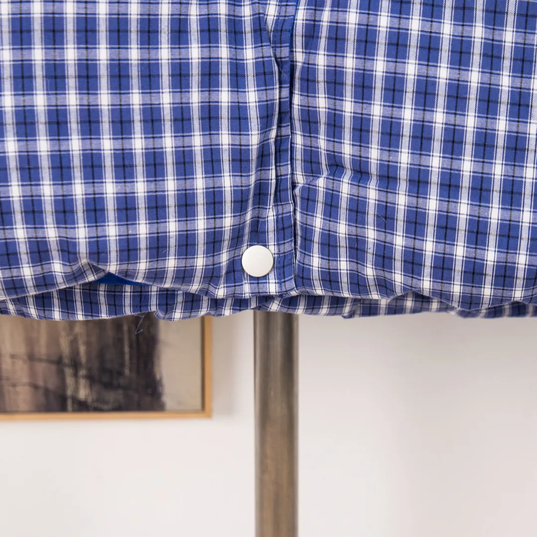 P560 zp version [Exclusive supply] Ralph Lauren/Ralph Lauren 2024aw new autumn and winter fresh small blue check short stand collar down jacket - face cotton high-count high-density yarn-dyed plaid fabric ✅ - 350T contrast polyester lining inside double-layer 360T high-density bile cloth ✅ - placket varnished pearl chestnut four-button hem with hidden elastic drawstring ✅ -RL lazy small blue check down jacket A must-have item for homegirls. Small blue checkered face. The color is soft and white. The shape and materials add points to the appearance. It is not greasy for daily wear. The blue checkered freshness makes the color uniform. Make a fashionable and eye-catching bag in dull winter. Color: Blue Checkered Size: S M L XL Number: WW10758